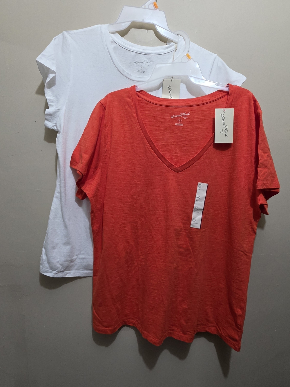 Universal Thread Women’s XXL T-Shirt Lot White And Orange V-Neck Cotton